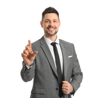 Beyaz arkaplanda sanal ekran kullanan iş adamı