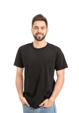 Beyaz arka planda sağlıklı saçlı yakışıklı bir adam.