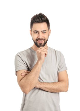 Beyaz arka planda sağlıklı saçlı yakışıklı bir adam.