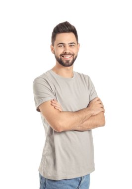 Beyaz arka planda sağlıklı saçlı yakışıklı bir adam.