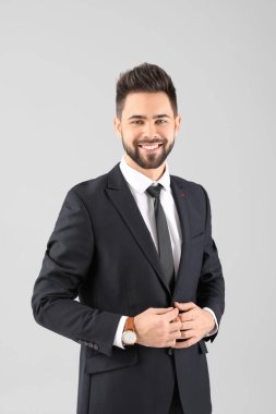 Açık arkaplanda sağlıklı saçlı yakışıklı bir iş adamı.