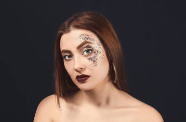 Vücudunda simler olan modaya uygun genç bir kadın.