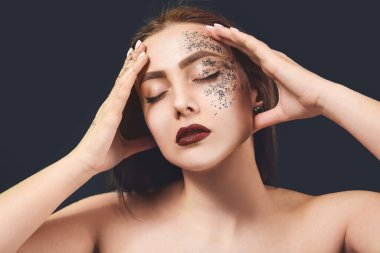 Vücudunda simler olan modaya uygun genç bir kadın.