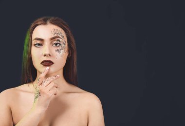 Vücudunda simler olan modaya uygun genç bir kadın.