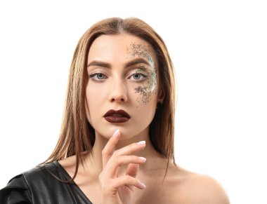 Beyaz arka planda parıltıları olan şık bir genç kadın.