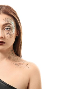 Beyaz arka planda parıltıları olan şık bir genç kadın.