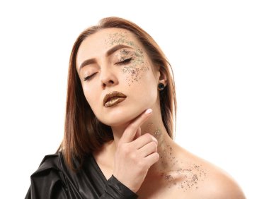 Beyaz arka planda parıltıları olan şık bir genç kadın.