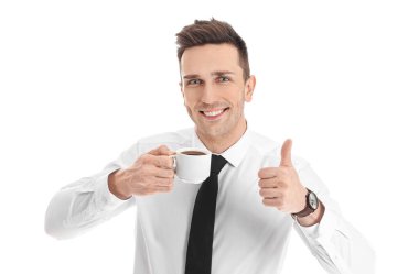 Yakışıklı iş adamı beyaz arka planda kahve içiyor.