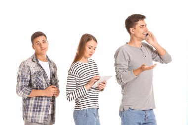 Beyaz arka planda sırada bekleyen gençler