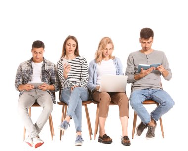 Beyaz arka planda sırada bekleyen gençler