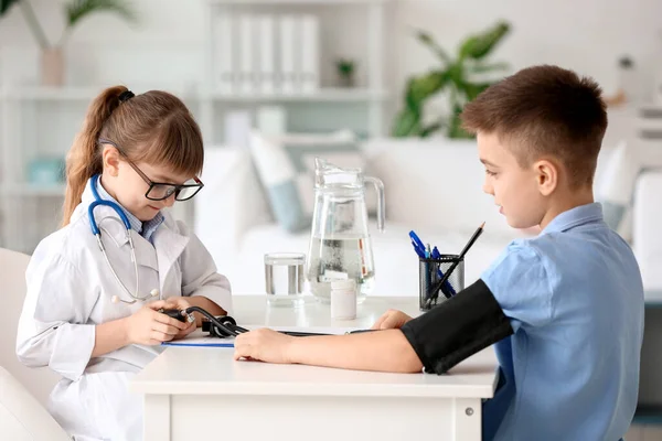 Netter Kleiner Arzt Arbeitet Mit Patient Klinik — Stockfoto