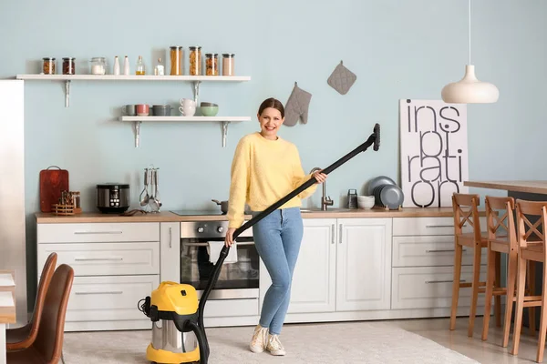 Junge Frau Staubt Fußboden Küche — Stockfoto