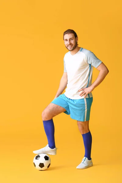 Männlicher Fußballspieler Auf Farbigem Hintergrund — Stockfoto