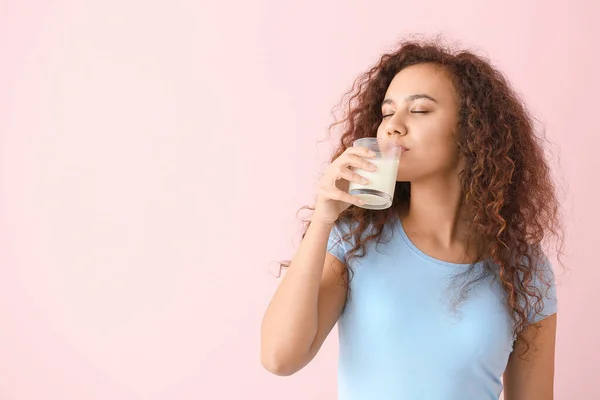 Afroamerikanerin Mit Milch Auf Farbigem Hintergrund — Stockfoto