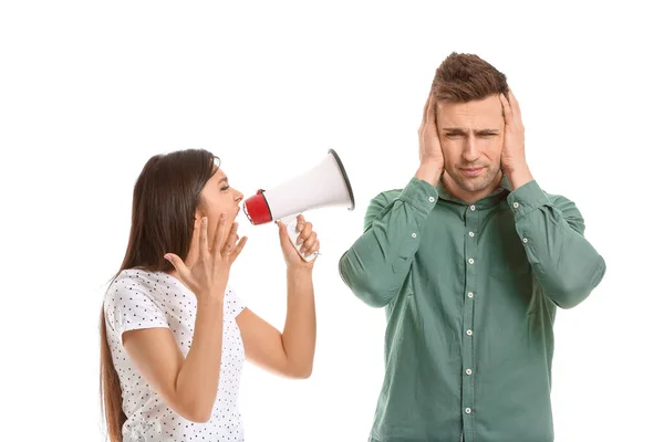 Boos Vrouw Met Megafoon Schreeuwen Tegen Haar Man Witte Achtergrond — Stockfoto