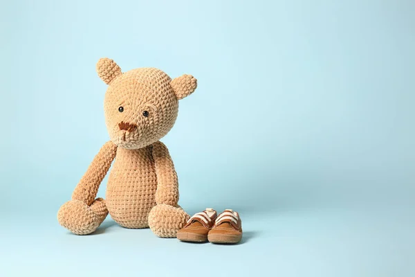 Teddy Beer Met Baby Schoenen Kleur Achtergrond — Stockfoto