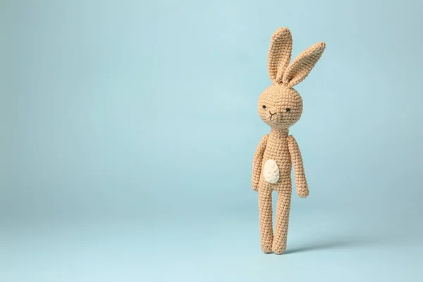 Приємний Кролик Кольоровому Фоні — стокове фото