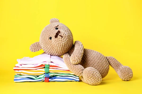 Ведмедик Тедді Дитячим Одягом Кольоровому Фоні — стокове фото