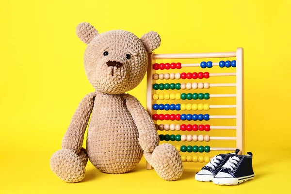 Osito Peluche Con Zapatos Bebé Ábaco Sobre Fondo Color — Foto de Stock