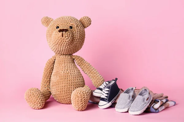 Osito Peluche Con Zapatos Bebé Sobre Fondo Color — Foto de Stock
