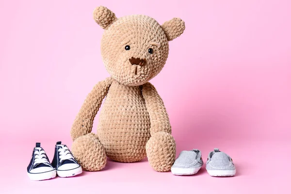 Teddy Beer Met Baby Schoenen Kleur Achtergrond — Stockfoto