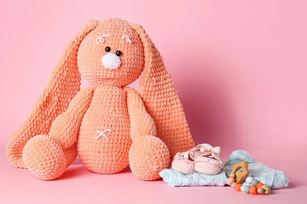 Knuffelig Konijntje Met Babykleertjes Kleur Achtergrond — Stockfoto