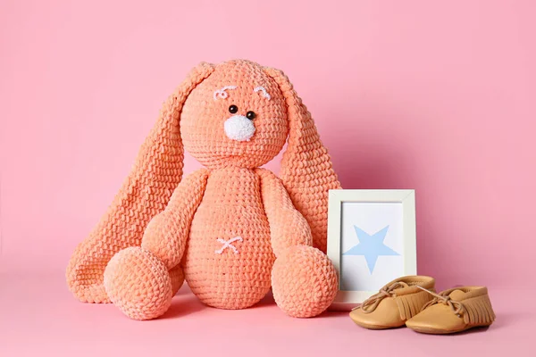 Knuffelig Konijntje Met Baby Schoenen Fotolijstje Kleur Achtergrond — Stockfoto