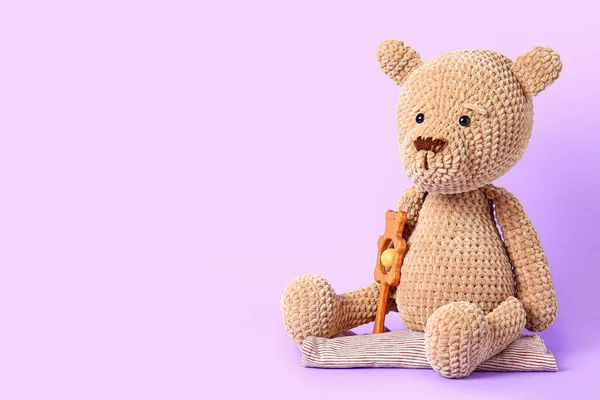 Teddy Beer Met Baby Kleding Speelgoed Kleur Achtergrond — Stockfoto