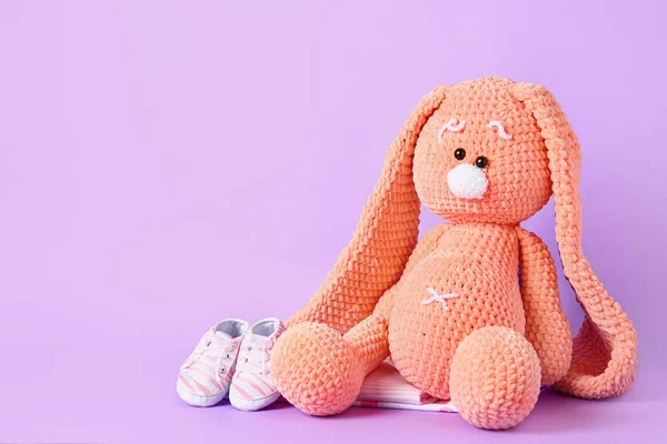 Приємний Кролик Дитячим Одягом Кольоровому Фоні — стокове фото