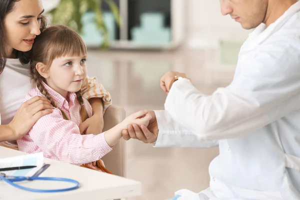 Kobieta Córeczką Odwiedza Pediatrę Klinice — Zdjęcie stockowe