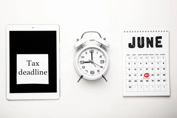 Kalendář Počítačem Budíkem Textem Tax Deadline Bílém Pozadí — Stock fotografie