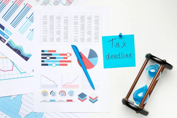 Documentos Com Ampulheta Texto Tax Deadline Sobre Fundo Branco — Fotografia de Stock