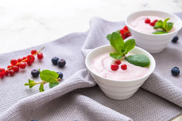Mísy Chutným Jogurtem Bobulemi Bílém Pozadí — Stock fotografie