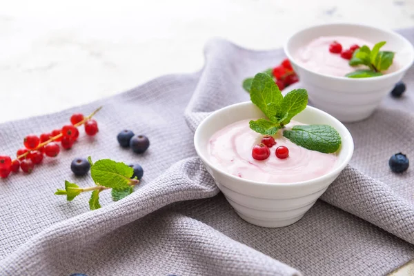 Schalen Mit Leckerem Joghurt Und Beeren Auf Weißem Hintergrund — Stockfoto