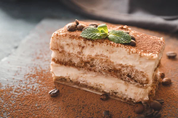 Gustoso Tiramisù Piastra Ardesia Primo Piano — Foto Stock