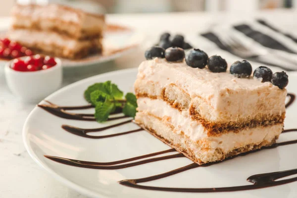 Piatto Con Gustoso Tiramisù Sul Tavolo Primo Piano — Foto Stock