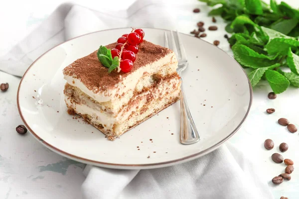 Piatto Con Gustoso Tiramisù Sul Tavolo — Foto Stock