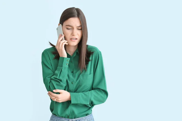 Проблемная Молодая Женщина Мобильным Телефоном Фоне Цвета — стоковое фото