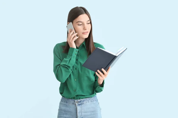 Mulher Bonita Com Livro Falando Por Telefone Celular Fundo Cor — Fotografia de Stock