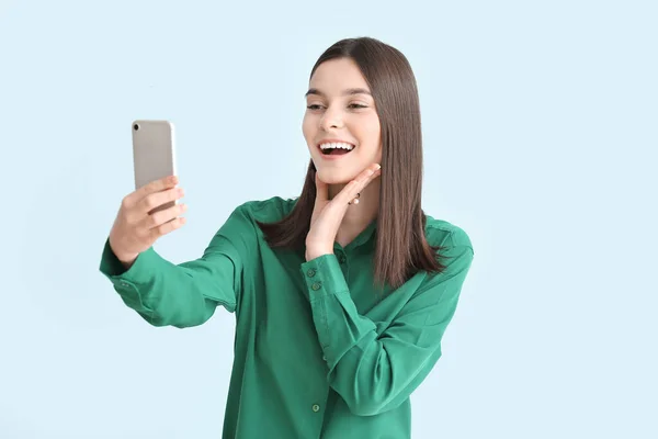 Mooie Jonge Vrouw Het Nemen Van Selfie Kleur Achtergrond — Stockfoto