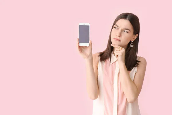 Mujer Joven Reflexiva Con Teléfono Móvil Fondo Color — Foto de Stock