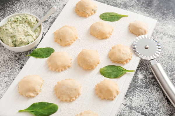 Rauwe Ravioli Met Spinazie Snijplotter Tafel — Stockfoto