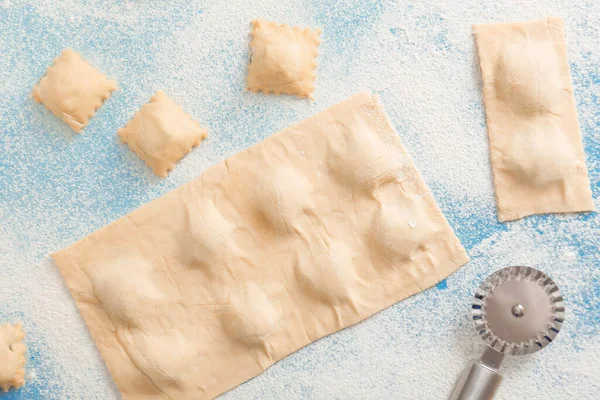 Rauwe Ravioli Met Cutter Kleur Achtergrond — Stockfoto