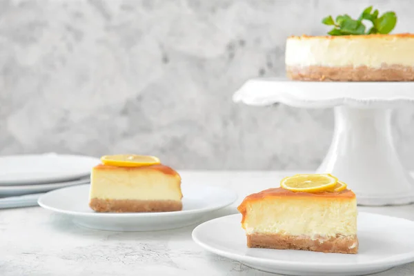 Plates Pieces Tasty Cheesecake Table — Stock Photo, Image