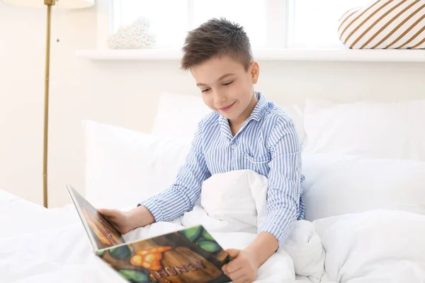 Schattig Jongetje Lezen Bedtijd Verhaal Thuis — Stockfoto