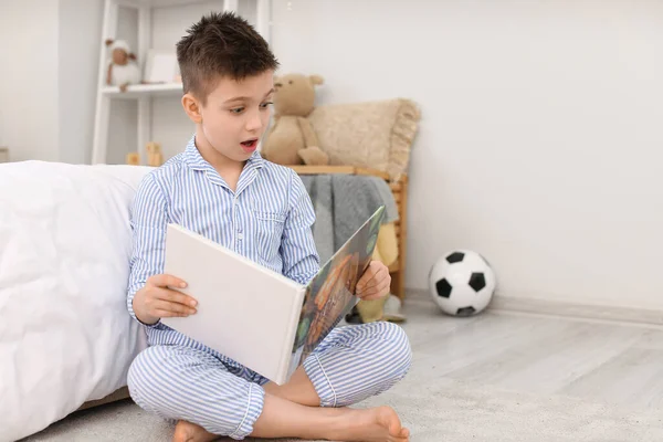 Έκπληκτος Μικρό Αγόρι Διαβάζει Παραμύθι Στο Σπίτι — Φωτογραφία Αρχείου