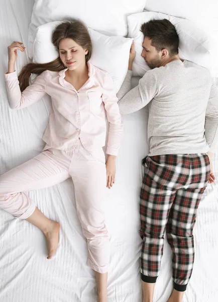 Jovem Casal Dormindo Cama — Fotografia de Stock