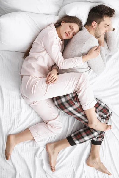 Jovem Casal Dormindo Cama — Fotografia de Stock