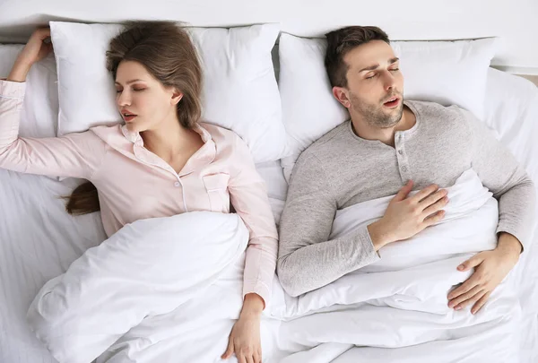 Jovem Casal Dormindo Cama — Fotografia de Stock