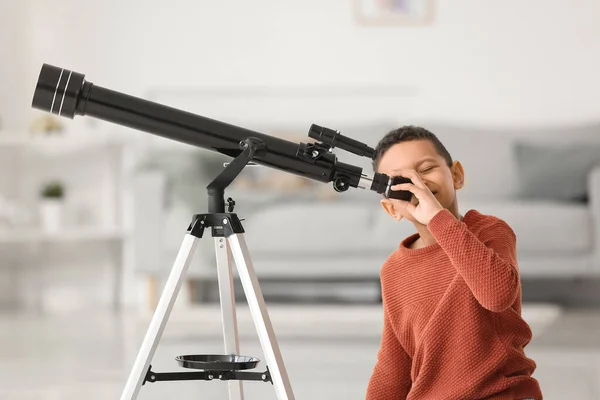 Petit Garçon Afro Américain Avec Télescope Maison — Photo